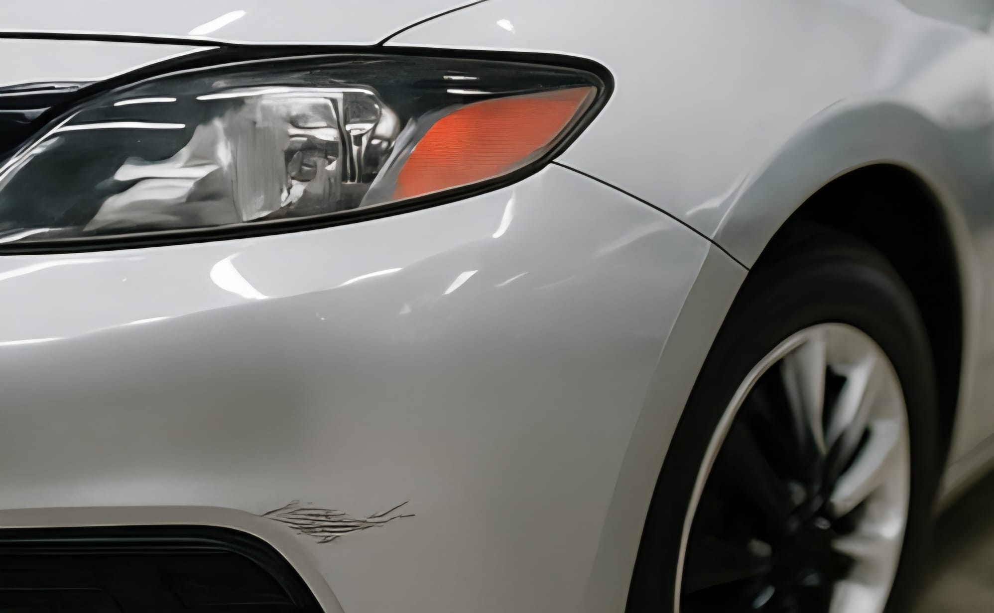 Stoßstange mit Kratzern